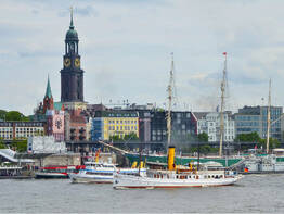 Elbidylle und maritime Skyline