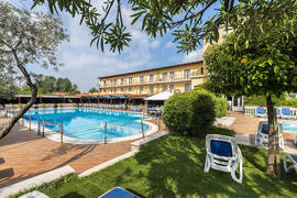Toscolano - Hotel Antico Monastero - Außenbereich mit Pool (© Altea Software Slr - Marco Sartor 2019 - all rights reserved) Toscolano - Hotel Antico Monastero - Außenbereich mit Pool (© Altea Software Slr - Marco Sartor 2019 - all rights reserved)