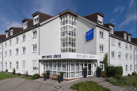 Lübeck - Hotel Tryp by Wyndham Lübeck Aquamarin - Außenansicht (© Alle Rechte vorbehalten lt. §2UrhG.) Lübeck - Hotel Tryp by Wyndham Lübeck Aquamarin - Außenansicht (© Alle Rechte vorbehalten lt. §2UrhG.)