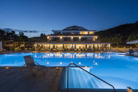 Hotel Lagomandra Beach POOL (© perikkes merakos) Hotel Lagomandra Beach POOL (© perikkes merakos)