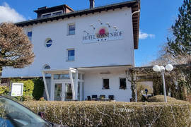 Lügde - Hotel Sonnenhof - Motorräder vorm Hotel Lügde - Hotel Sonnenhof - Motorräder vorm Hotel